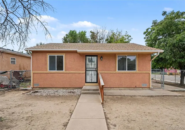 Single family home for sale at 1002 Catalpa St, Pueblo, CO 81001 | MLS# 8262572