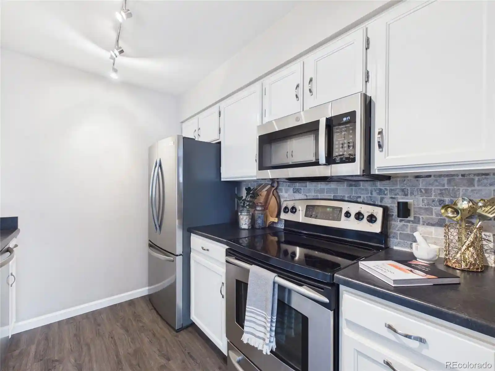 Listing Photo 4 - Condo for sale in building located at 3600 S Pierce St, Lakewood, CO 80235 - Unit #7-207