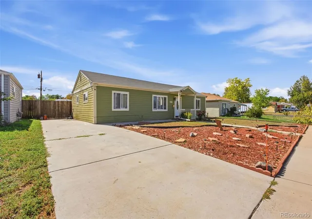 Photo 2 of Single family home for sale at 871 Victor St, Aurora, CO 80011 | MLS# 2305637 | Listing updated on 2026-09-23