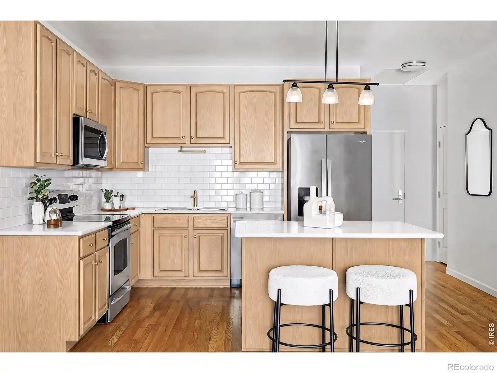 Listing Photo 2 - Condo for sale in 1950 N Logan St located at 1950 N Logan St, Denver, CO 80203 - Unit #1013