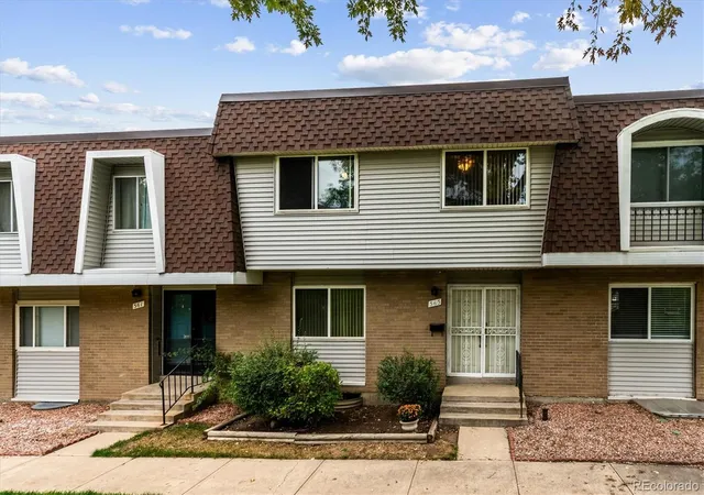Townhouse for sale at 565 S Xenon Ct, Lakewood, CO 80228 | MLS# 6349074