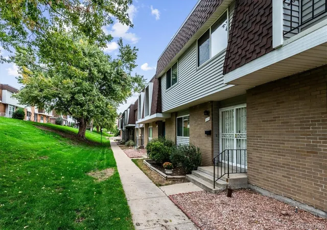 Photo 2 of Townhouse for sale at 565 S Xenon Ct, Lakewood, CO 80228 | MLS# 6349074 | Listing updated on 2026-10-06