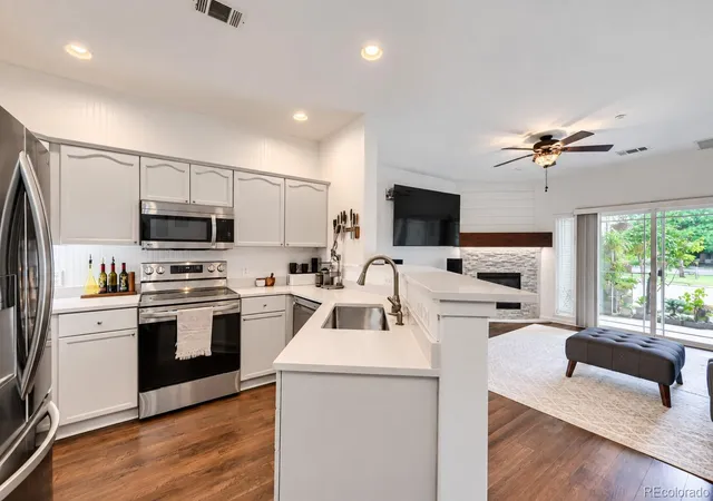 Listing Photo 5 - Condo for sale in building located at 8358 S Independence Cir, Littleton, CO 80128 - Unit #105