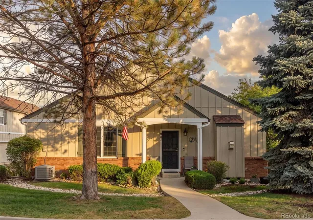 Townhouse for sale at 927 S Evanston Cir, Aurora, CO 80012 | MLS# 6060105