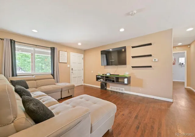 Photo 3 of Sale Pending at 1248 S Eaton St, Lakewood, CO 80232 | MLS# 1534557 | Listing updated on 2026-10-10