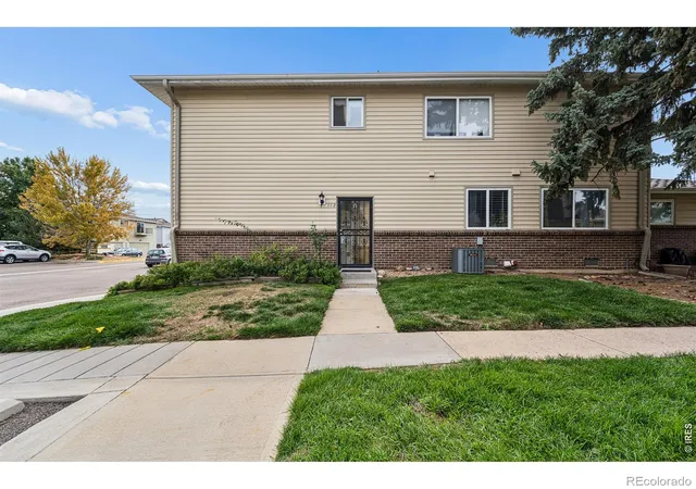 Photo 2 of Townhouse for sale at 3351 S Field St, Lakewood, CO 80227 | MLS# IR1069509 | Listing updated on 2026-09-28