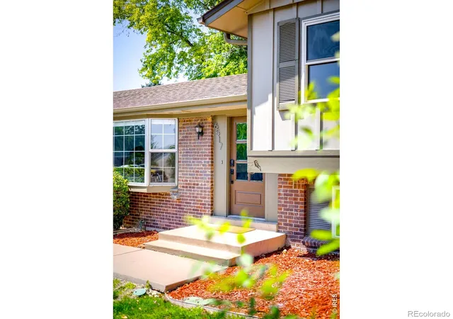 Photo 3 of Single family home for sale at 6517 W Arbor Dr, Littleton, CO 80123 | MLS# IR1069530 | Listing updated on 2026-10-04