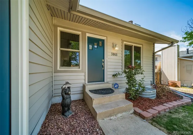 Photo 4 of Single family home for sale at 3865 S Nucla St, Aurora, CO 80013 | MLS# 4613127 | Listing updated on 2026-10-07