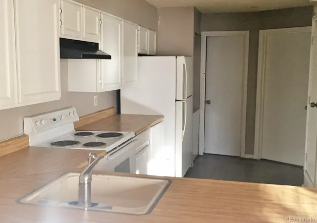 Listing Photo 4 - Condo for sale in building located at 972 S Dearborn Wy, Aurora, CO 80012 - Unit #5