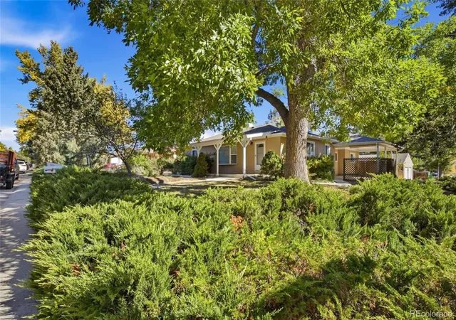 Photo 2 of Single family home for sale at 2300 Bell Ct, Lakewood, CO 80215 | MLS# 1738974 | Listing updated on 2026-10-08