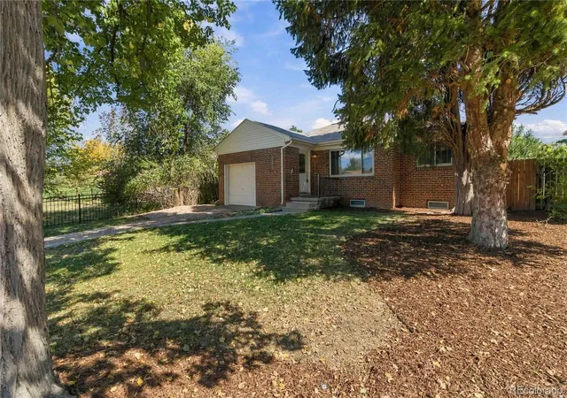 Photo 3 of Single family home for sale at 2670 Ivanhoe St, Denver, CO 80207 | MLS# 2143116 | Listing updated on 2026-10-14