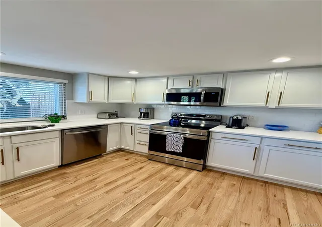 Photo 4 of Townhouse for sale at 8062 E Phillips Cir, Centennial, CO 80112 | MLS# 7708305 | Listing updated on 2026-10-17
