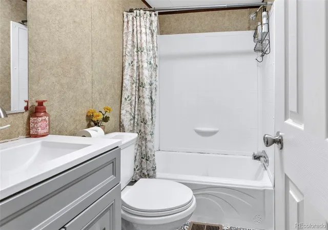 Photo 4 of Manufactured home for sale at 1050 S Pierce St, Lakewood, CO 80226 | MLS# 6202206 | Listing updated on 2026-10-01