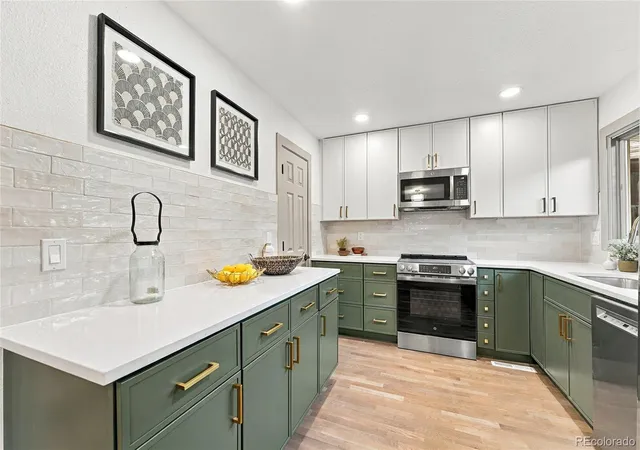 Photo 3 of Townhouse for sale at 7719 S Cove Cir, Centennial, CO 80122 | MLS# 8280924 | Listing updated on 2026-10-06