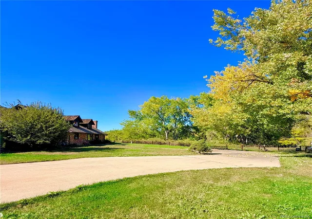 Photo 4 of Single family home for sale at 8935 W Bear Crk Dr, Lakewood, CO 80227 | MLS# 7237215 | Listing updated on 2026-10-05