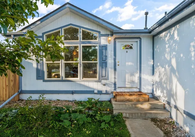 Photo 3 of Single family home for sale at 5873 S Quemoy Cir, Centennial, CO 80015 | MLS# 1548437 | Listing updated on 2026-10-04