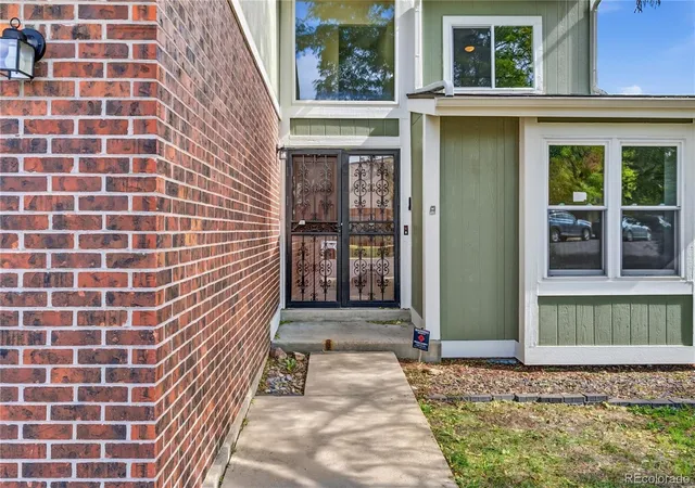 Photo 3 of Single family home for sale at 838 S Rifle Ct, Aurora, CO 80017 | MLS# 8837058 | Listing updated on 2026-10-07
