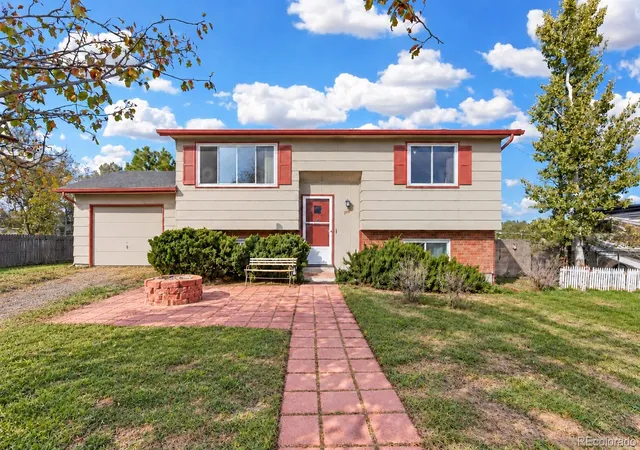 Single family home for sale at 719 S Elbert St, Elizabeth, CO 80107 | MLS# 7134913