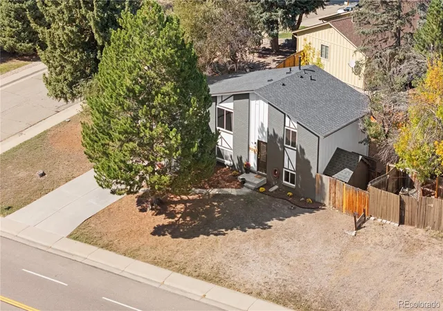 Photo 3 of Single family home for sale at 8257 Club Crst Dr, Arvada, CO 80005 | MLS# 5854998 | Listing updated on 2026-10-08