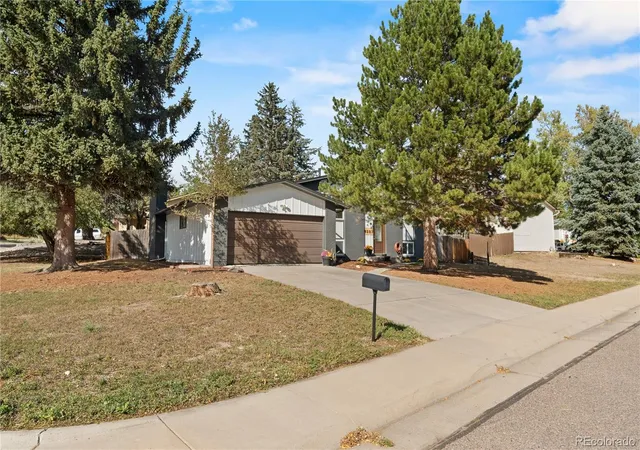 Photo 3 of Single family home for sale at 8257 Club Crst Dr, Arvada, CO 80005 | MLS# 5854998 | Listing updated on 2026-10-09