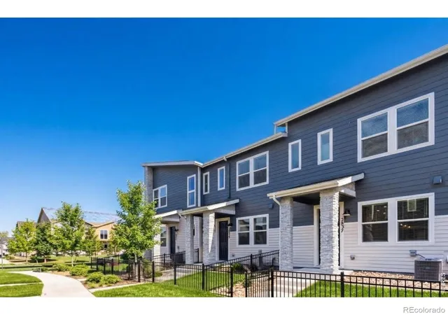 Photo 4 of Townhouse for sale at 2837 Bear Springs Cir, Longmont, CO 80503 | MLS# IR1070249 | Listing updated on 2026-10-08