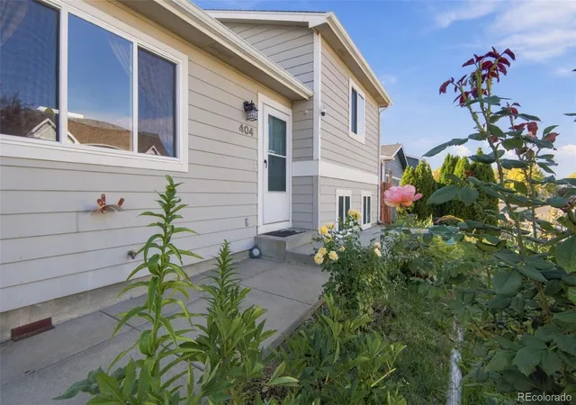 Photo 3 of Single family home for sale at 404 Sundance Pkwy, Dacono, CO 80514 | MLS# 2241450 | Listing updated on 2026-10-27