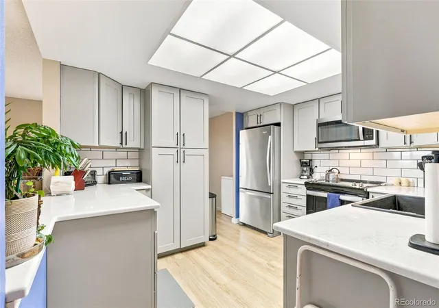 Listing Photo 4 - Condo for sale in building located at 13850 E Marina Dr, Aurora, CO 80014 - Unit #501