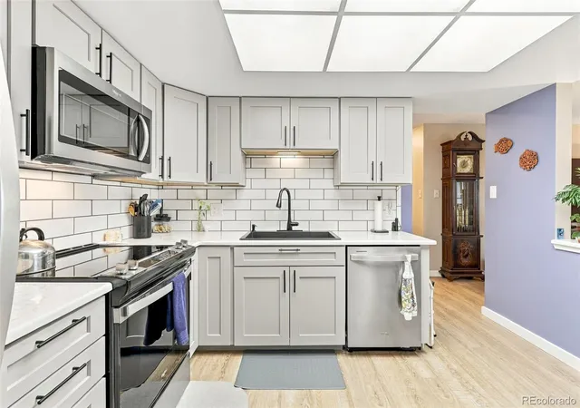 Listing Photo 5 - Condo for sale in building located at 13850 E Marina Dr, Aurora, CO 80014 - Unit #501