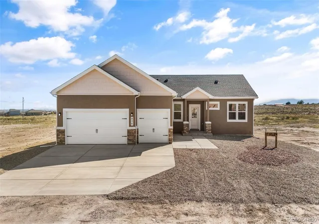 Single family home for sale at 824 E Loma Dr, Pueblo, CO 81007 | MLS# 4532362