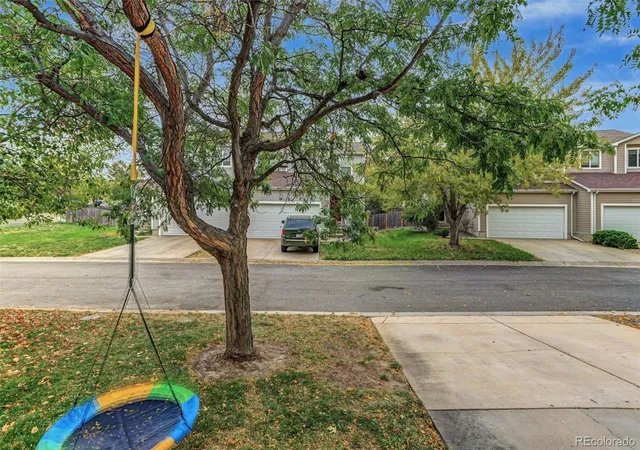 Photo 3 of Townhouse for sale at 5561 S Quemoy Cir, Aurora, CO 80015 | MLS# 6127487 | Listing updated on 2026-10-15