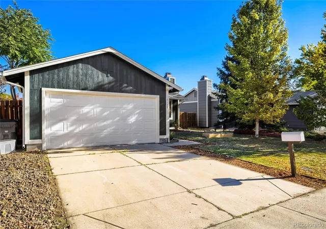 Photo 3 of Sale Pending at 16129 E Oxford Dr, Aurora, CO 80013 | MLS# 4081090 | Listing updated on 2026-10-19