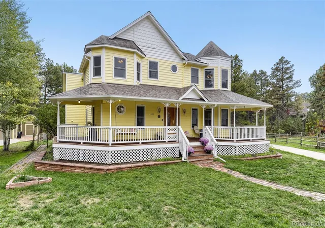 Photo 3 of Single family home for sale at 1300 Gambel Oaks Dr, Elizabeth, CO 80107 | MLS# 6152796 | Listing updated on 2026-10-28