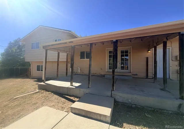 Photo 3 of Single family home for sale at 2052 S Salida St, Aurora, CO 80013 | MLS# 8507064 | Listing updated on 2026-10-26