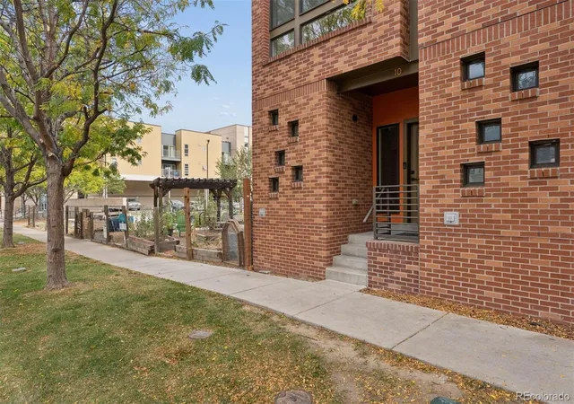 Photo 4 of Townhouse for sale at 2200 Tremont Pl #10, Denver, CO 80205 | MLS# 4554143 | Listing updated on 2026-10-27