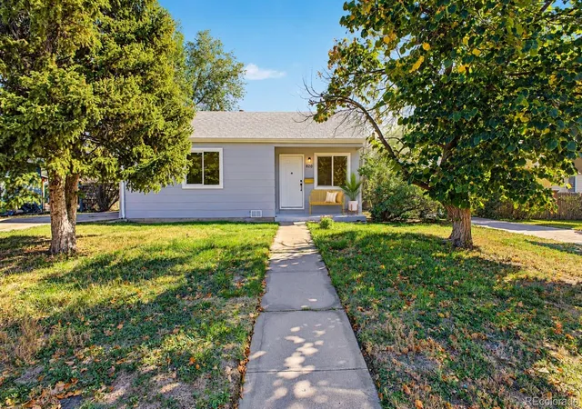 Photo 1 of Single family home for sale at 820 Oakland St, Aurora, CO 80010 | MLS# 4493903 | Listing updated on 2026-10-28