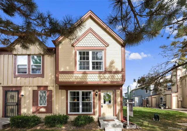 Townhouse for sale at 14232 E Hawaii Cir #A, Aurora, CO 80012 | MLS# 4439578