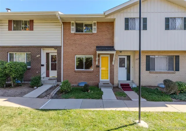 Townhouse for sale at 4086 S Yosemite St, Denver, CO 80237 | MLS# 3055251