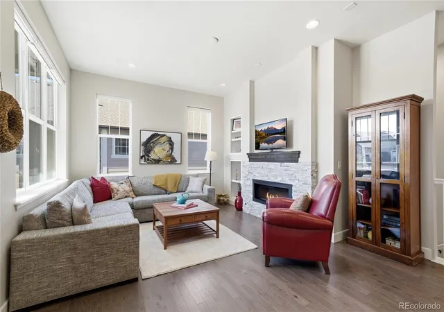Photo 4 of Single family home for sale at 6917 W Jewell Dr, Lakewood, CO 80227 | MLS# 4128538 | Listing updated on 2026-10-23
