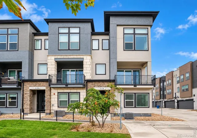 Townhouse for sale at 2116 Boxcar Ln, Louisville, CO 80027 | MLS# IR1070915