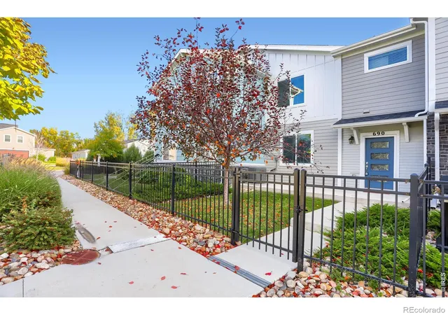 Photo 2 of Townhouse for sale at 690 Stonebridge Dr, Longmont, CO 80503 | MLS# IR1070984 | Listing updated on 2026-10-22