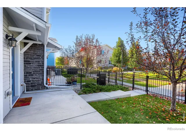 Photo 3 of Townhouse for sale at 690 Stonebridge Dr, Longmont, CO 80503 | MLS# IR1070984 | Listing updated on 2026-10-22