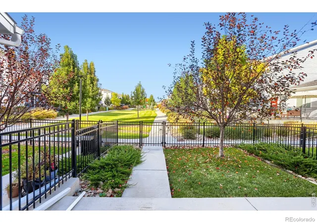Photo 4 of Townhouse for sale at 690 Stonebridge Dr, Longmont, CO 80503 | MLS# IR1070984 | Listing updated on 2026-10-22
