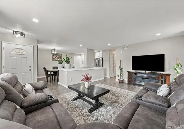 Photo 4 of Single family home for sale at 4630 S Akron St, Greenwood Village, CO 80111 | MLS# 1507415 | Listing updated on 2026-10-28
