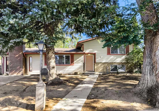 Photo 1 of Single family home for sale at 818 Hubbard Dr, Longmont, CO 80504 | MLS# IR1071043 | Listing updated on 2026-10-25
