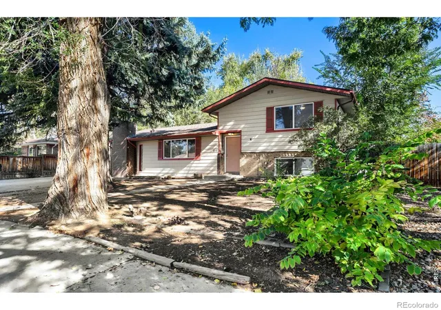 Photo 2 of Single family home for sale at 818 Hubbard Dr, Longmont, CO 80504 | MLS# IR1071043 | Listing updated on 2026-10-25