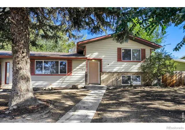 Photo 4 of Single family home for sale at 818 Hubbard Dr, Longmont, CO 80504 | MLS# IR1071043 | Listing updated on 2026-10-25