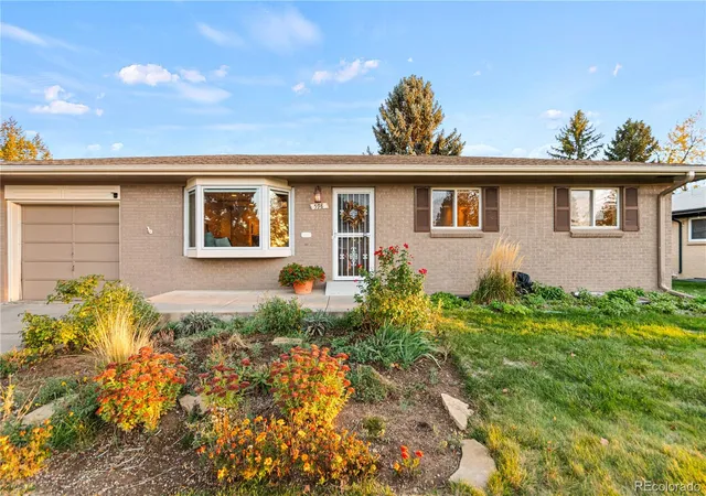 Single family home for sale at 598 W Valleyview Ave, Littleton, CO 80120 | MLS# 2320786