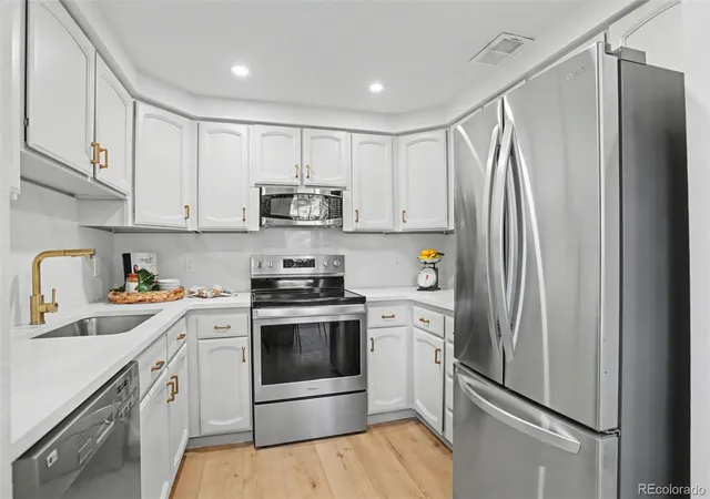 Listing Photo 4 - Condo for sale in building located at 6473 S Havana St, Englewood, CO 80111 - Unit #B