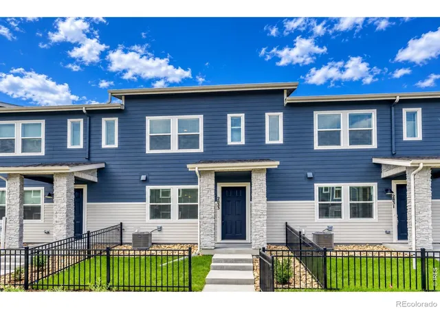 Townhouse for sale at 2833 Bear Springs Cir, Longmont, CO 80503 | MLS# IR1071187