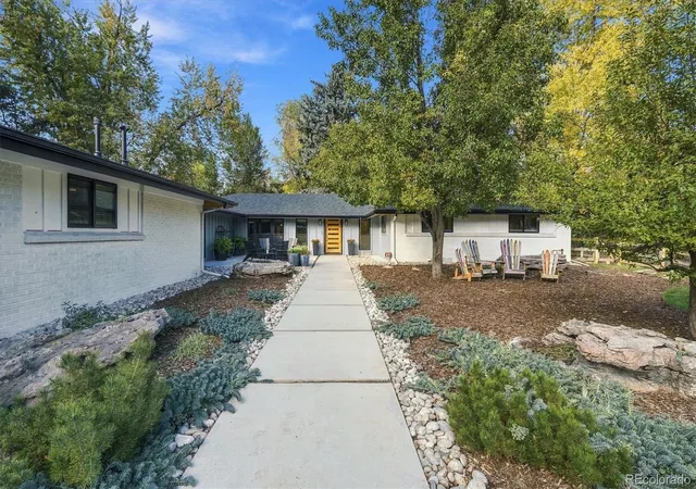 Photo 2 of Single family home for sale at 4677 W Wagon Trl Rd, Littleton, CO 80123 | MLS# 5598322 | Listing updated on 2026-10-29